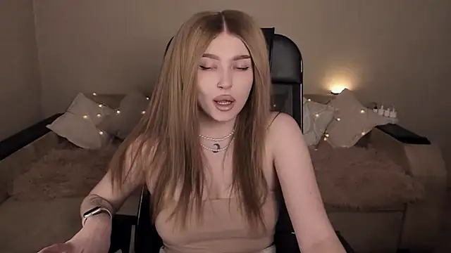 Snapshot of ViolettaLopez chatting on 02-20-25, 03:41 ViolettaLopez online show from 02-20-25, 03:41