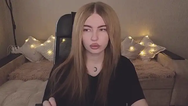 Snapshot of ViolettaLopez chatting on 10-13-25, 12:05 ViolettaLopez online show from 10-13-25, 12:05