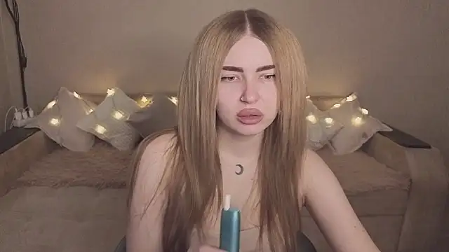 Snapshot of ViolettaLopez chatting on 11-13-25, 09:08 ViolettaLopez online show from 11-13-25, 09:08