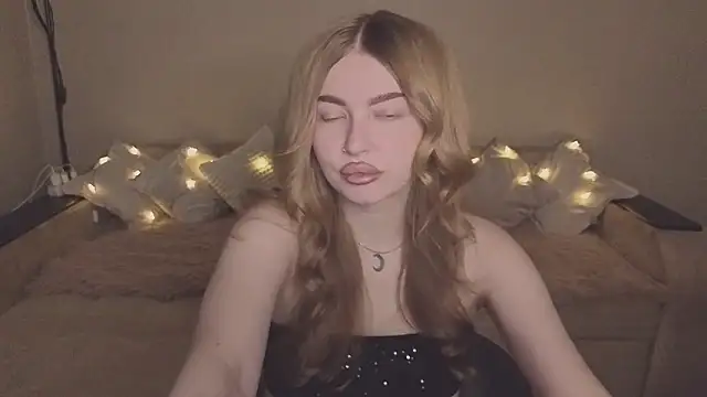 Snapshot of ViolettaLopez chatting on 11-19-25, 01:11 ViolettaLopez online show from 11-19-25, 01:11