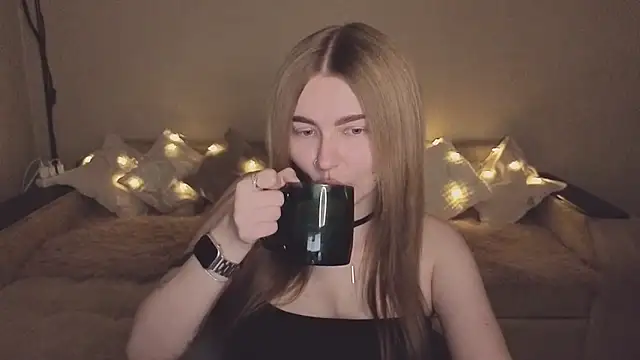 Snapshot of ViolettaLopez chatting on 11-22-25, 01:32 ViolettaLopez online show from 11-22-25, 01:32