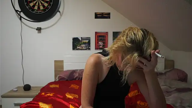 Snapshot of Moistdevil chatting on 10-06-25, 02:03 Moistdevil online show from 10-06-25, 02:03