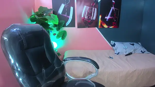 pearl weet online show from 12-19-24, 06:01