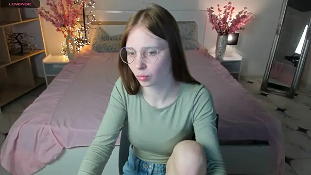 Snapshot of CharmedDoll chatting on 03-21-25, 02:40 CharmedDoll online show from 03-21-25, 02:40