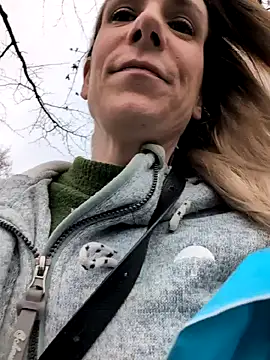 Snapshot of NaomiAndFriends chatting on 12-09-24, 10:43 NaomiAndFriends online show from 12-09-24, 10:43