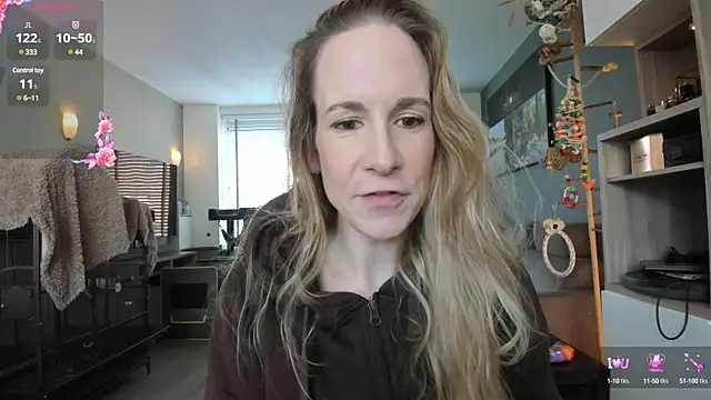 Snapshot of NaomiAndFriends chatting on 02-03-25, 10:03 NaomiAndFriends online show from 02-03-25, 10:03