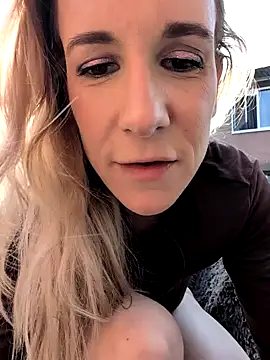 Snapshot of NaomiAndFriends chatting on 03-09-25, 01:59 NaomiAndFriends online show from 03-09-25, 01:59