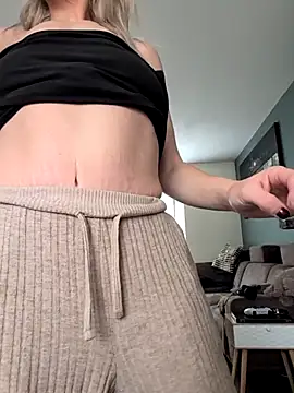 Snapshot of NaomiAndFriends chatting on 10-17-25, 11:46 NaomiAndFriends online show from 10-17-25, 11:46