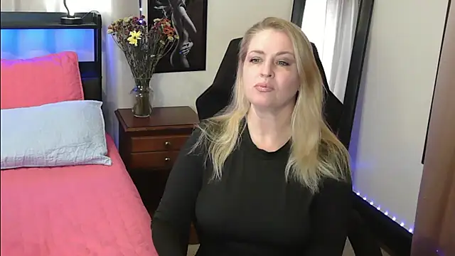 Snapshot of HollieBim chatting on 12-05-24, 03:06 HollieBim online show from 12-05-24, 03:06