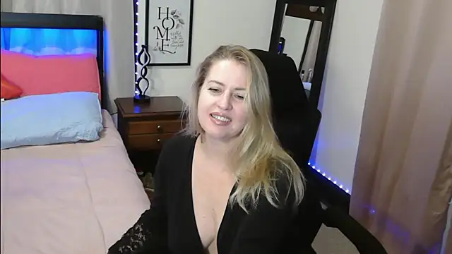 Snapshot of HollieBim chatting on 12-16-24, 12:38 HollieBim online show from 12-16-24, 12:38