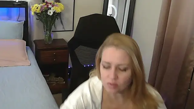 Snapshot of HollieBim chatting on 01-09-25, 03:55 HollieBim online show from 01-09-25, 03:55