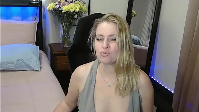 Snapshot of HollieBim chatting on 01-19-25, 05:37 HollieBim online show from 01-19-25, 05:37