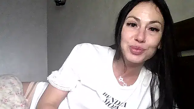 Snapshot of JulianaGold1 chatting on 11-19-25, 09:26 JulianaGold1 online show from 11-19-25, 09:26