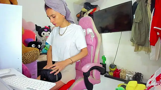 Snapshot of Lawrncesofiets chatting on 11-15-25, 02:24 Lawrncesofiets online show from 11-15-25, 02:24