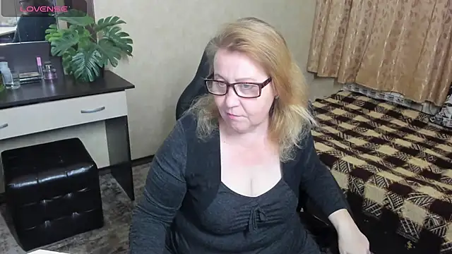 Snapshot of Frau_Marta chatting on 12-14-24, 01:27 Frau Marta online show from 12-14-24, 01:27