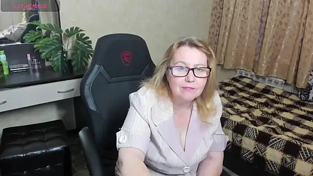 Snapshot of Frau_Marta chatting on 12-20-24, 01:22 Frau Marta online show from 12-20-24, 01:22