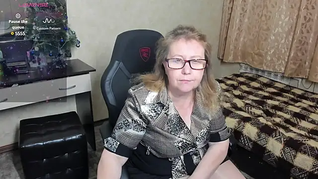 Snapshot of Frau_Marta chatting on 01-12-25, 04:08 Frau Marta online show from 01-12-25, 04:08