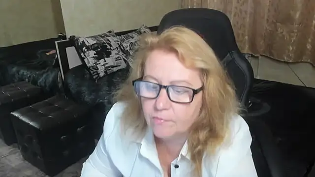 Snapshot of Frau_Marta chatting on 11-08-25, 01:22 Frau Marta online show from 11-08-25, 01:22