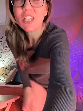 Snapshot of MaiseKnox chatting on 03-16-25, 01:17 MaiseKnox online show from 03-16-25, 01:17