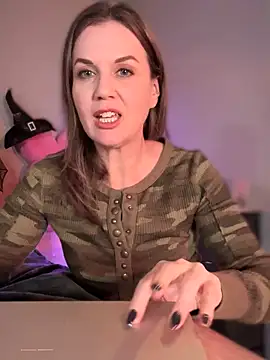 Snapshot of MaiseKnox chatting on 10-11-25, 11:47 MaiseKnox online show from 10-11-25, 11:47