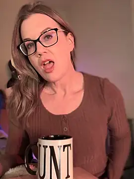 Snapshot of MaiseKnox chatting on 10-14-25, 10:10 MaiseKnox online show from 10-14-25, 10:10