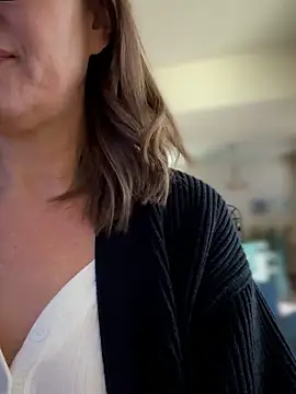 MaiseKnox online show from 11-30-25, 05:17