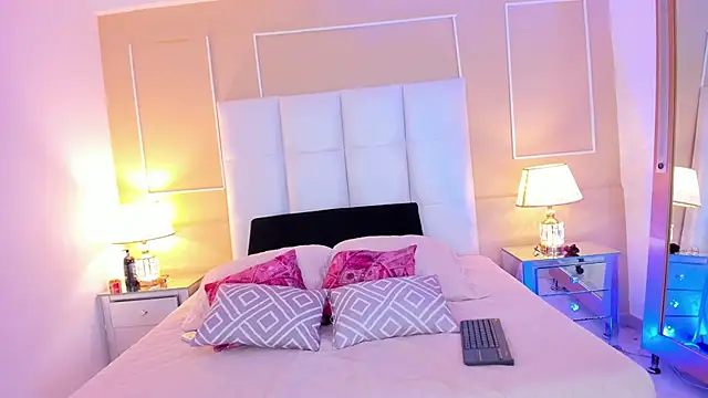 Zoe Evans  online show from 10-17-25, 12:19