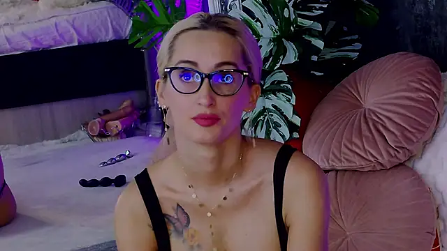 Snapshot of IsabelleEthan chatting on 10-05-25, 01:48 IsabelleEthan online show from 10-05-25, 01:48