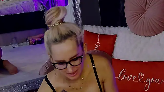 Snapshot of IsabelleEthan chatting on 10-07-25, 01:14 IsabelleEthan online show from 10-07-25, 01:14