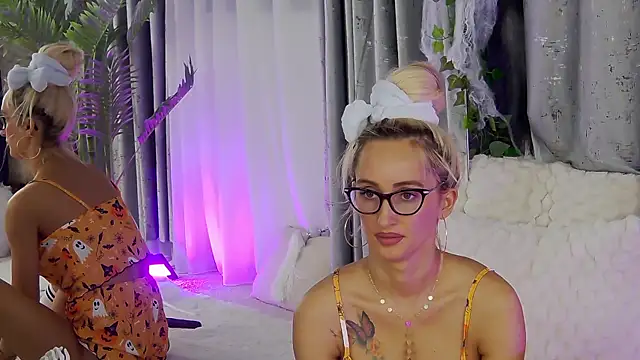 Snapshot of IsabelleEthan chatting on 10-31-25, 02:23 IsabelleEthan online show from 10-31-25, 02:23