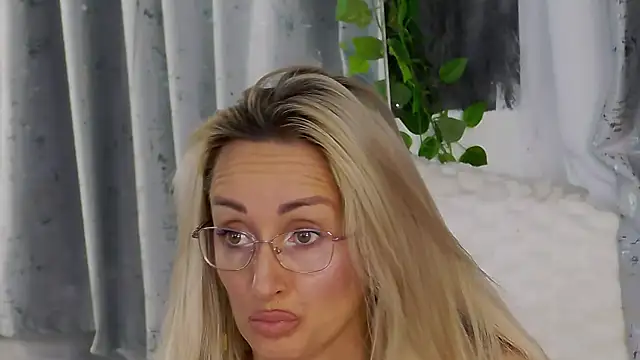 Snapshot of IsabelleEthan chatting on 11-23-25, 01:16 IsabelleEthan online show from 11-23-25, 01:16