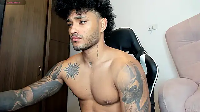 Snapshot of Alessandro_Vanni chatting on 12-02-24, 01:02 Alessandro Vanni online show from 12-02-24, 01:02