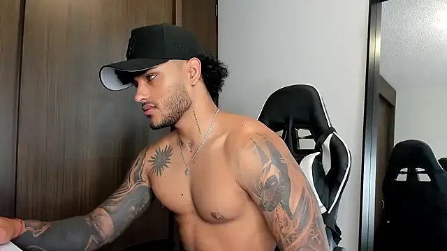 Snapshot of Alessandro_Vanni chatting on 12-27-24, 03:26 Alessandro Vanni online show from 12-27-24, 03:26