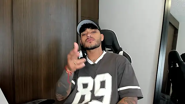 Snapshot of Alessandro_Vanni chatting on 12-29-24, 03:24 Alessandro Vanni online show from 12-29-24, 03:24