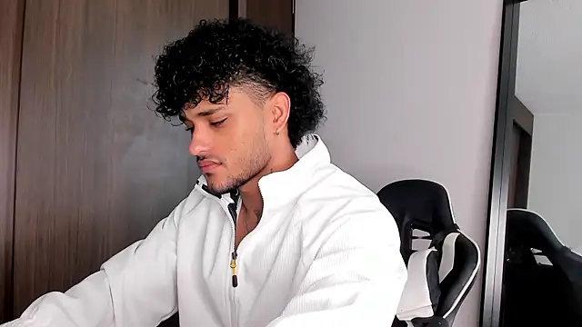 Snapshot of Alessandro_Vanni chatting on 01-06-25, 12:46 Alessandro Vanni online show from 01-06-25, 12:46