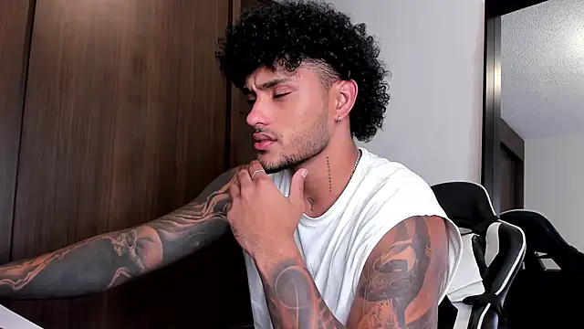 Snapshot of Alessandro_Vanni chatting on 01-07-25, 12:24 Alessandro Vanni online show from 01-07-25, 12:24