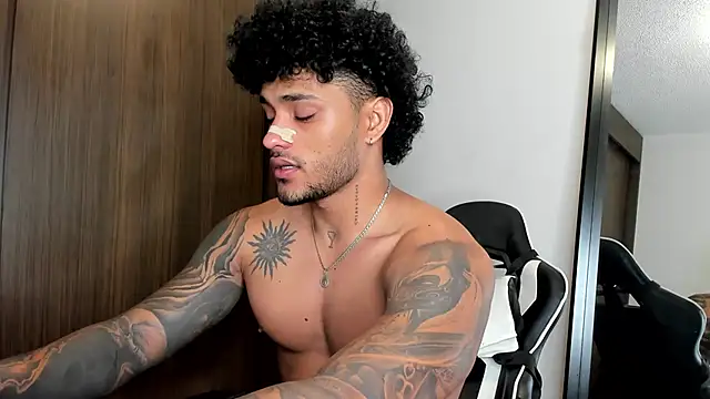 Snapshot of Alessandro_Vanni chatting on 01-07-25, 05:01 Alessandro Vanni online show from 01-07-25, 05:01