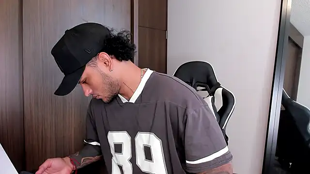 Snapshot of Alessandro_Vanni chatting on 01-09-25, 01:02 Alessandro Vanni online show from 01-09-25, 01:02