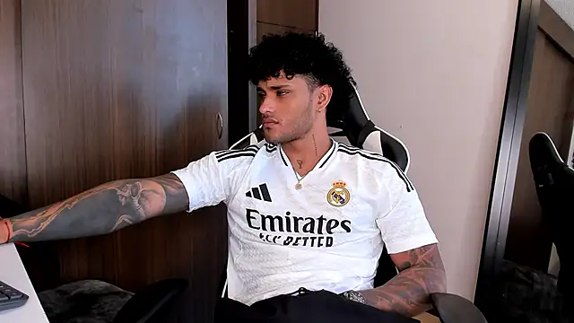 Snapshot of Alessandro_Vanni chatting on 01-12-25, 04:08 Alessandro Vanni online show from 01-12-25, 04:08