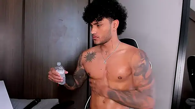 Snapshot of Alessandro_Vanni chatting on 01-14-25, 01:49 Alessandro Vanni online show from 01-14-25, 01:49