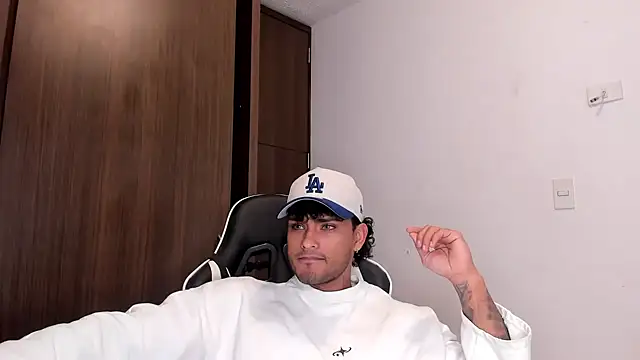 Snapshot of Alessandro_Vanni chatting on 01-24-25, 12:20 Alessandro Vanni online show from 01-24-25, 12:20