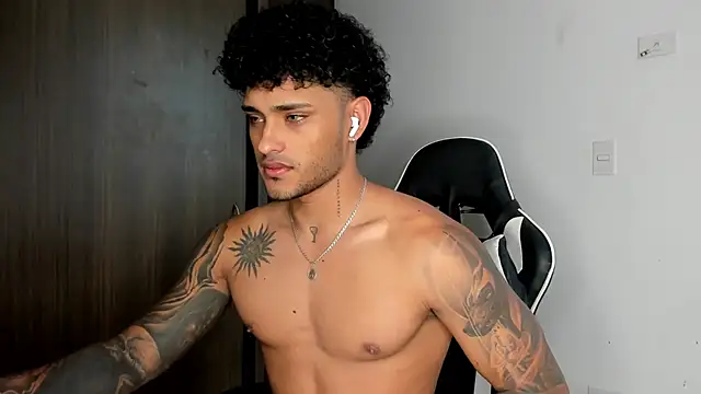 Snapshot of Alessandro_Vanni chatting on 01-30-25, 07:48 Alessandro Vanni online show from 01-30-25, 07:48