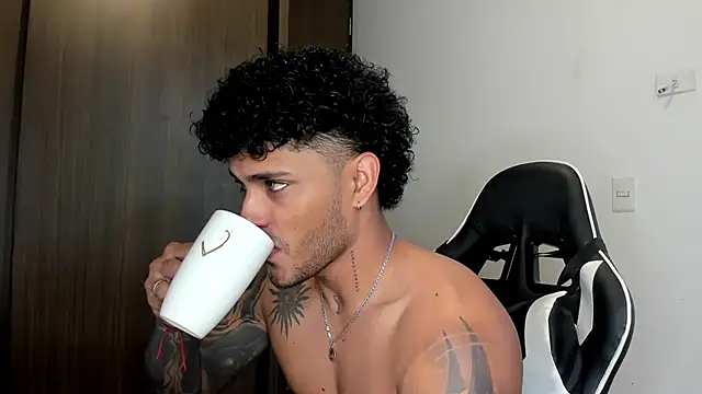 Snapshot of Alessandro_Vanni chatting on 01-31-25, 01:02 Alessandro Vanni online show from 01-31-25, 01:02