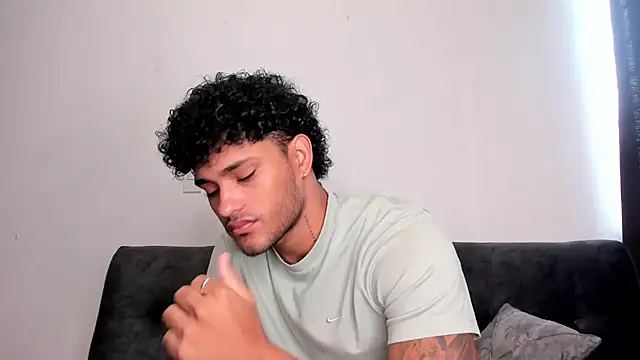 Snapshot of Alessandro_Vanni chatting on 02-18-25, 12:39 Alessandro Vanni online show from 02-18-25, 12:39