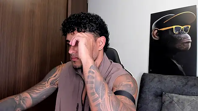 Snapshot of Alessandro_Vanni chatting on 03-14-25, 03:59 Alessandro Vanni online show from 03-14-25, 03:59