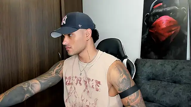 Snapshot of Alessandro_Vanni chatting on 03-22-25, 10:59 Alessandro Vanni online show from 03-22-25, 10:59