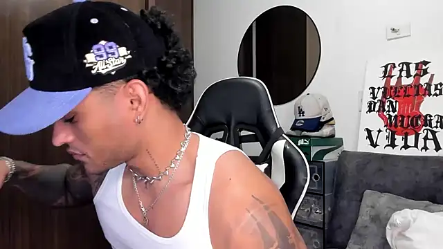 Snapshot of Alessandro_Vanni chatting on 09-10-25, 02:22 Alessandro Vanni online show from 09-10-25, 02:22