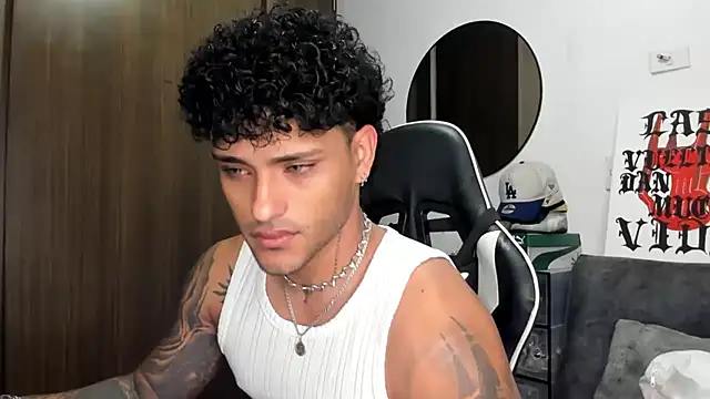 Snapshot of Alessandro_Vanni chatting on 09-11-25, 01:28 Alessandro Vanni online show from 09-11-25, 01:28