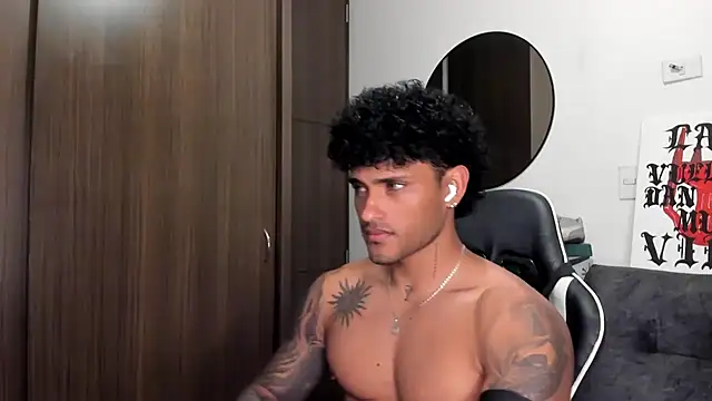 Snapshot of Alessandro_Vanni chatting on 09-22-25, 01:29 Alessandro Vanni online show from 09-22-25, 01:29