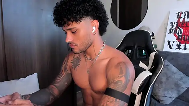 Snapshot of Alessandro_Vanni chatting on 09-28-25, 12:43 Alessandro Vanni online show from 09-28-25, 12:43